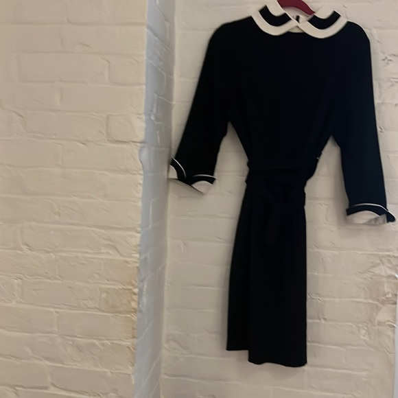 class black dress with Peter Pan collar. - Picture 4 of 7
